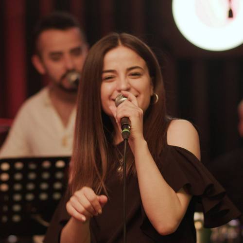 Berna Karagözoğlu Yeni Yıldızların Altında Şarkısını indir